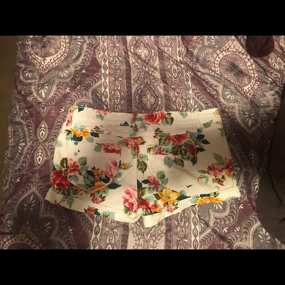Floral Shorts - Picture 2 of 3